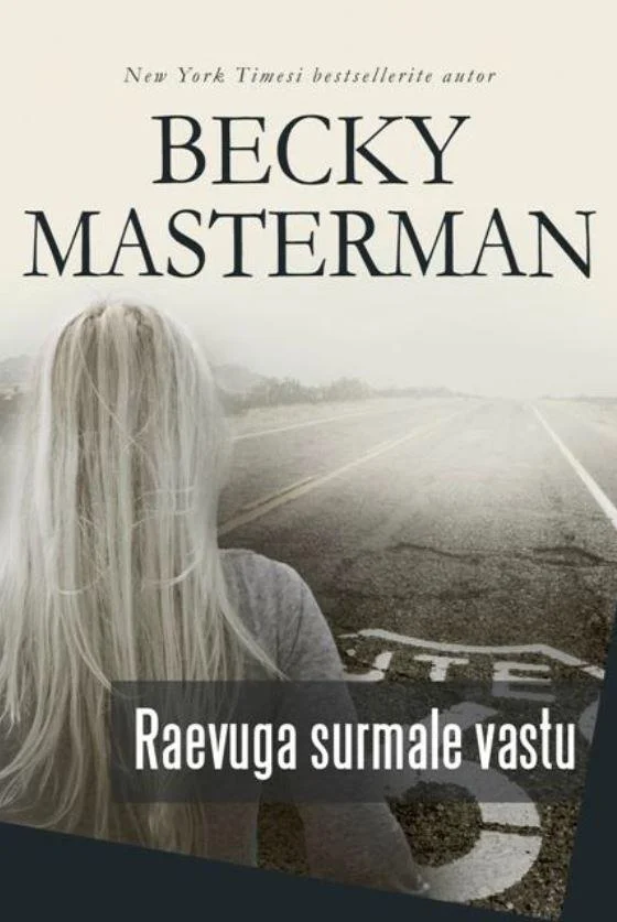Raevuga surmale vastu - Becky Masterman (Ersen, 2016). Hele pikajuukseline naine seisab seljaga vaataja poole tühja maantee ääres, vaadates kaugusesse. Kaanepilt on tuhmides hall-beežides toonides, luues sünge ja pingelise atmosfääri.