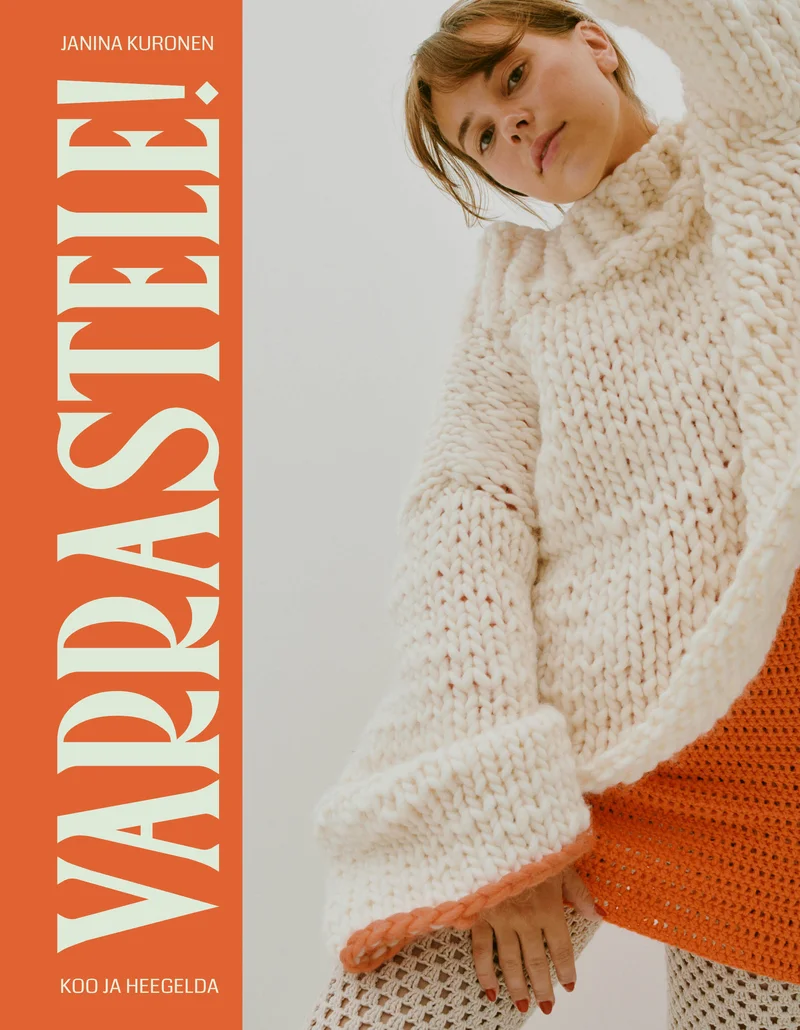 Varrastele! Koo ja heegelda - Janina Kuronen (Ühinenud Ajakirjad, 2026). Hele, minimalistlik kaanekujundus, millel poseerib naine suures käsitsi kootud kreemjasvalges kaelusega kampsunis ja oranžis seelikis. Neutraalne fotostiil rõhutab tekstiili tekstuuri ja sooja, mahedat värvipaletti.