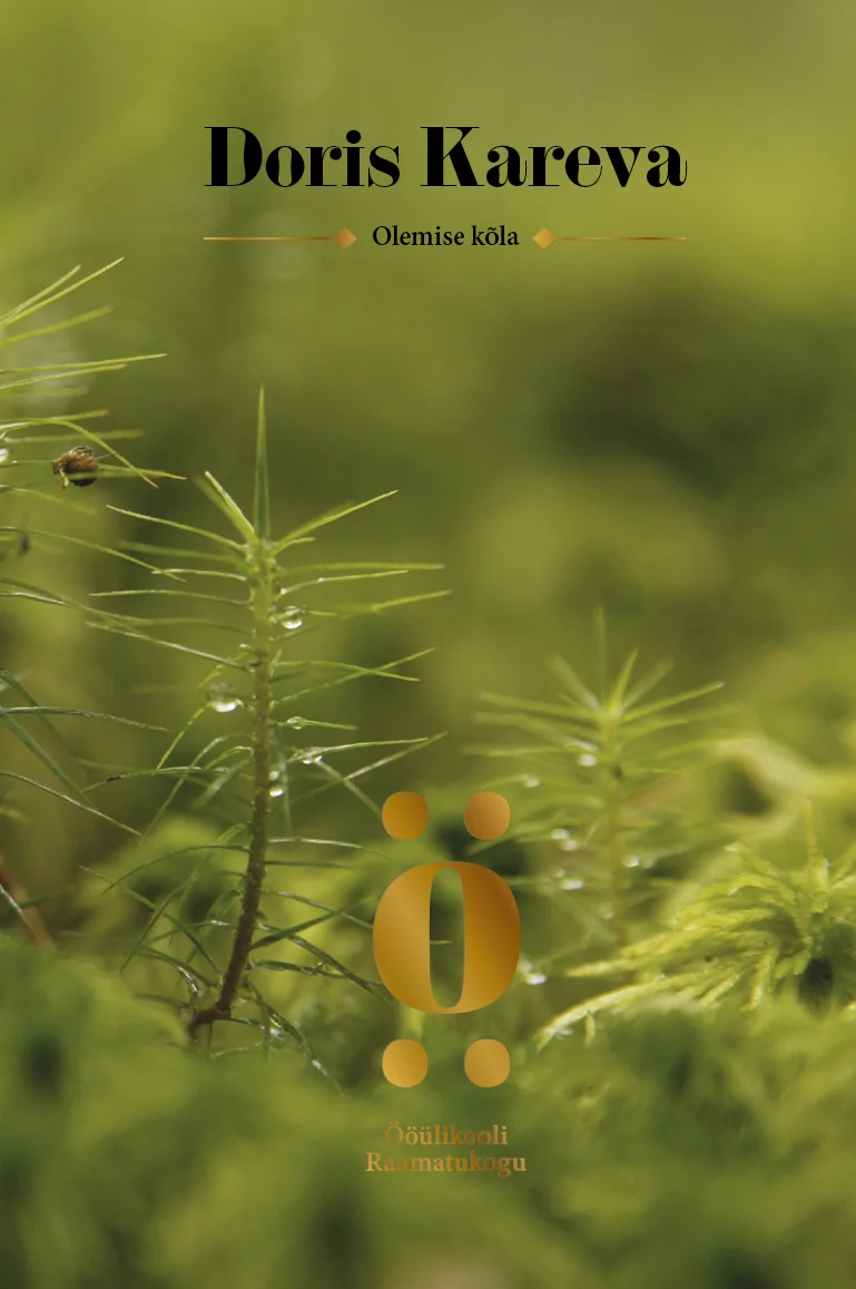 Olemise kõla - Doris Kareva (2026). Lähedalt fotografeeritud rohelised männioksad ja sammal vihmapiiskadega, mis loovad sügava ja rahulik loodusatmosfääri. Pehme bokeh-efektiga roheline taust rõhutab detailide õrnust.
