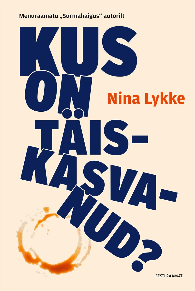 Kus on täiskasvanud? - Nina Lykke (2026). Minimalistlik valge kaas, millel domineerib suur, julge kirjatüüp. Kaane allosas on pruunikas kohvitassi plekk, mis lisab kujundusele argise ja humoorika noodi.